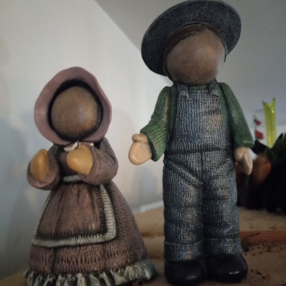 Pair of ceramic Amish people about 9 inches tall - Picture 1 of 1